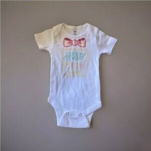 ArtMinds Childs White Short Sleeve Bodysuit 0-3 Mths One piece“I’m New Here” NWT